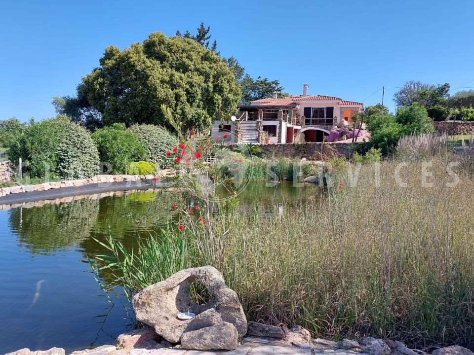 San Pantaleo villa con laghetto