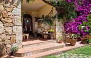 Baia Sardinia villa indipendente dalle belle finiture in pietra sarda_26